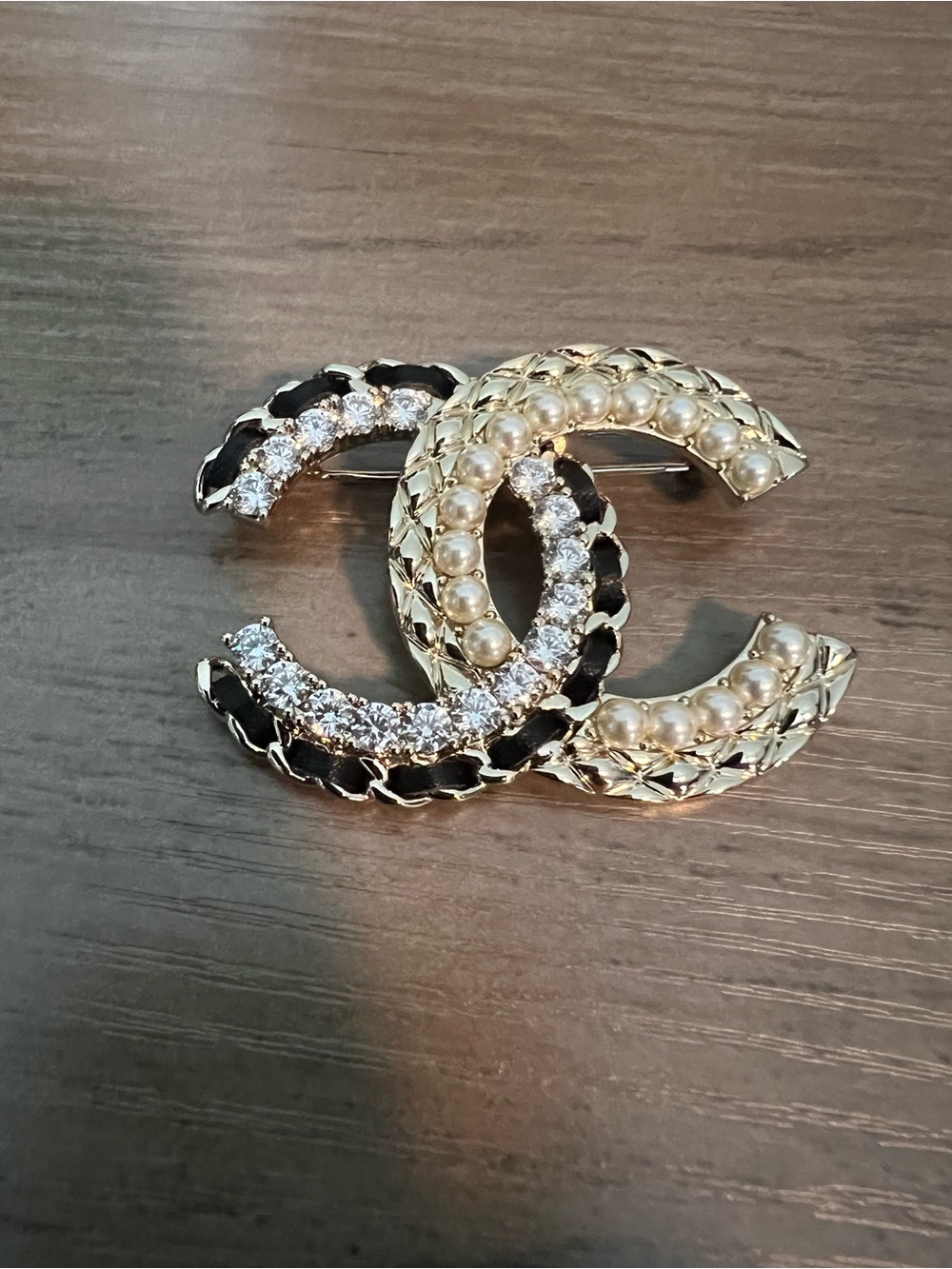 CHANEL Gold-Tone Interlocking CC Brooch with Pearls and Crystals - Picture 4 of 4